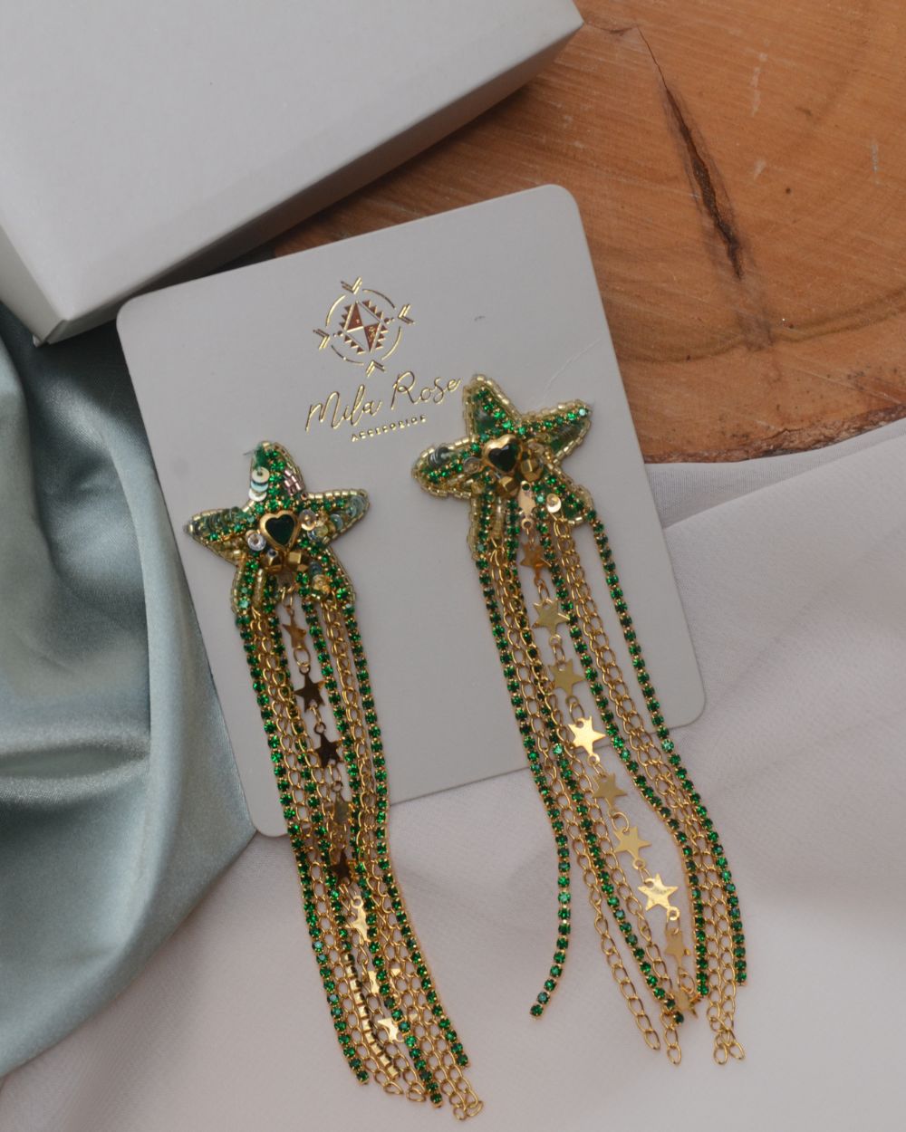 hermosos aretes largos verdes