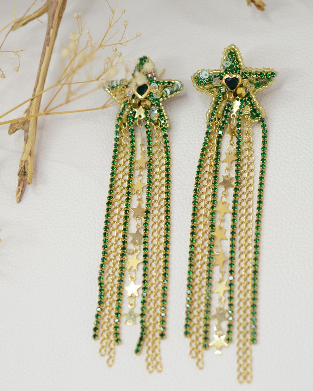 aretes largos verde esmeralda