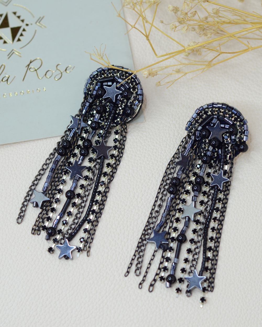 aretes negros
