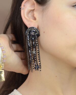 aretes largos negros