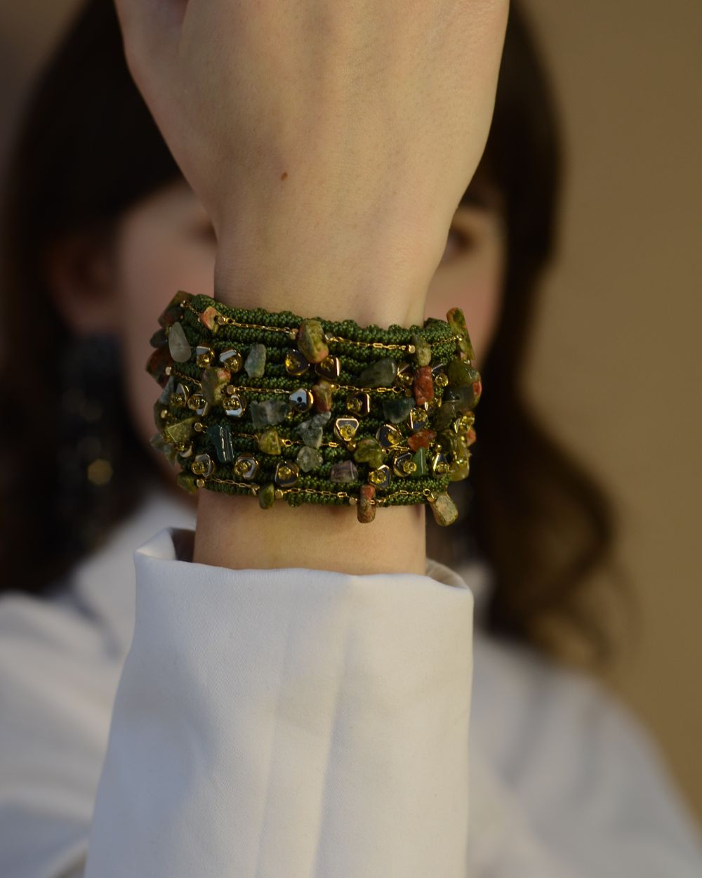 pulsera verde con baño de oro
