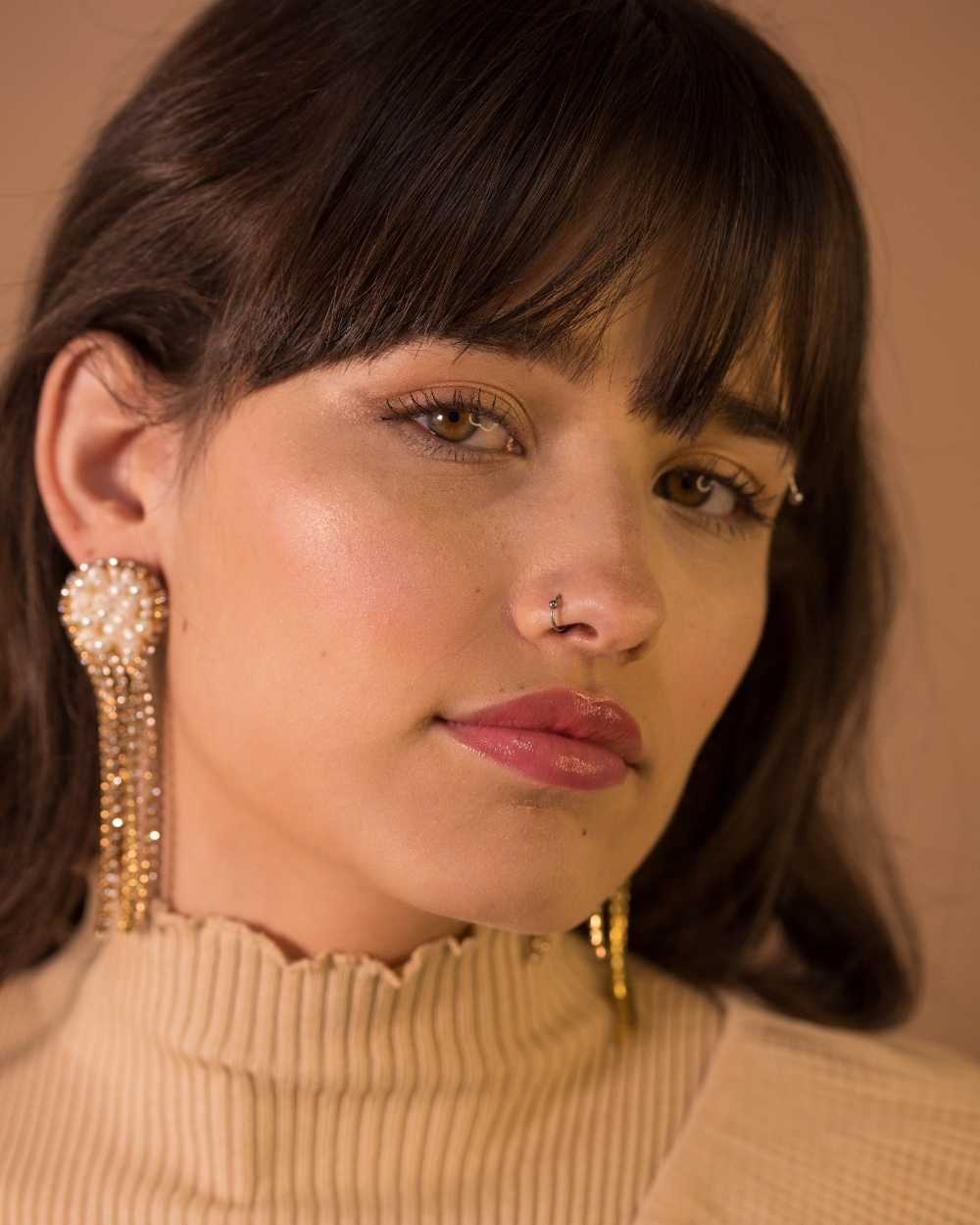 aretes largos en dorado
