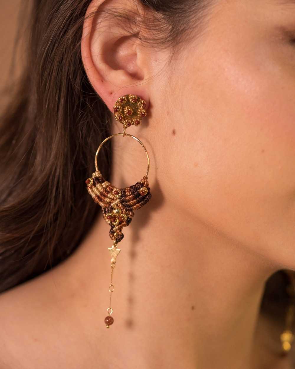 Aretes elegantes largos Café Dorado