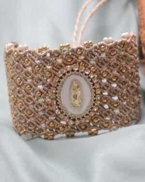 brazalete en macrame con virgen