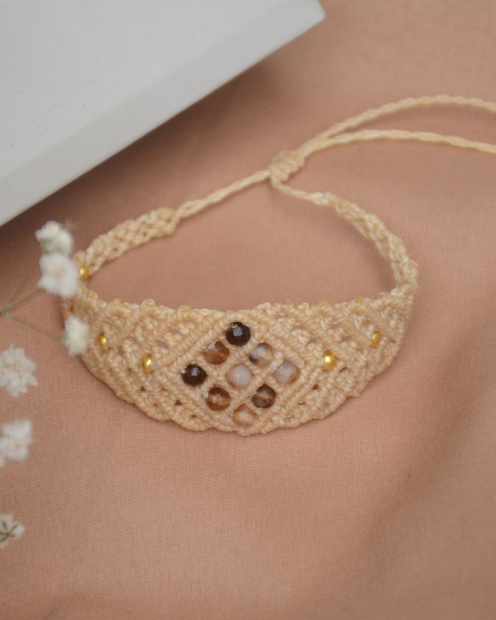 brazalete en piedras y tejido