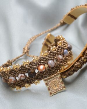 pulsera brazalete con placa