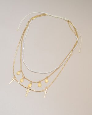collar de dijes y cruz