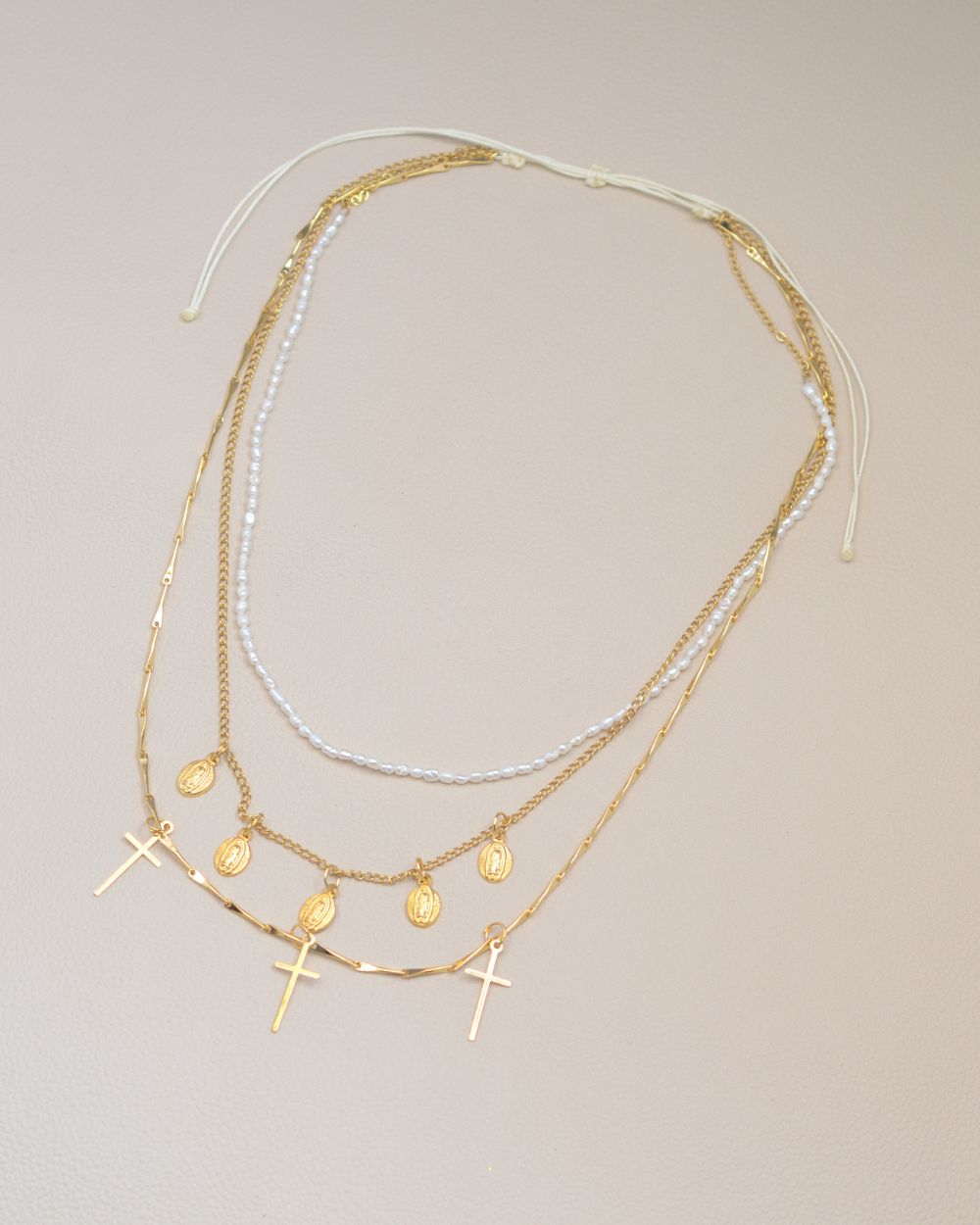collar de dijes y cruz
