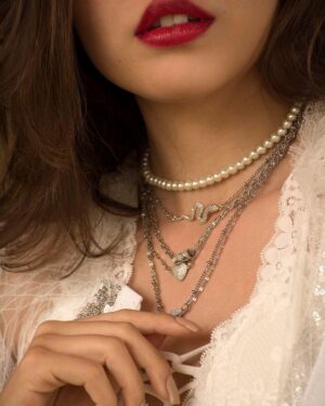 cadena collar howlita