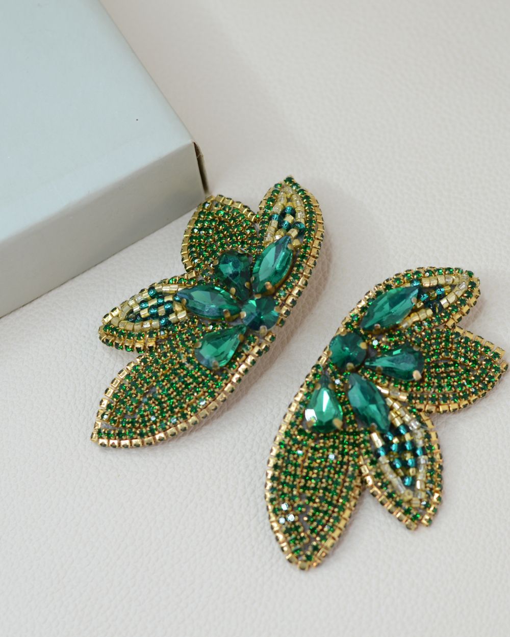 aretes verdes cortos