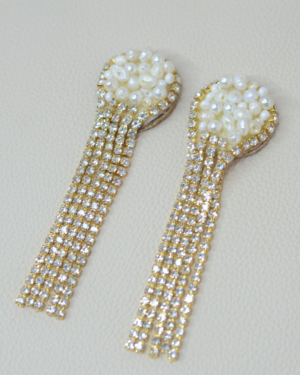 aretes largos dorados