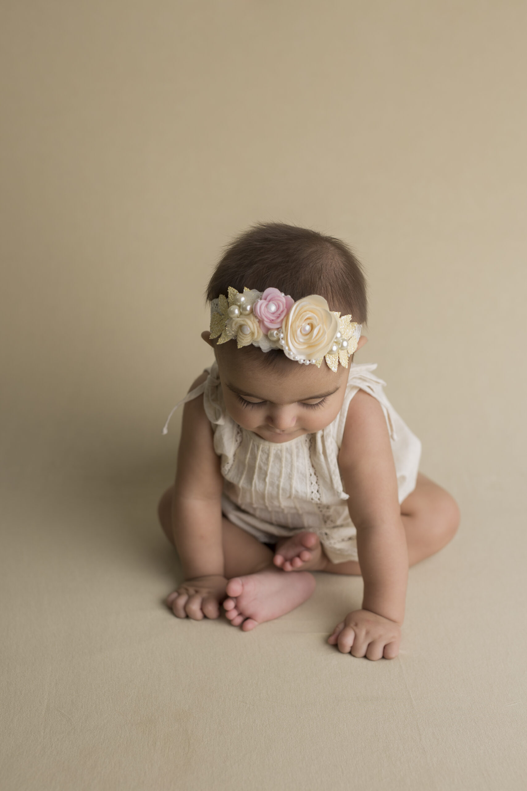 balaca niña bebe con rosas